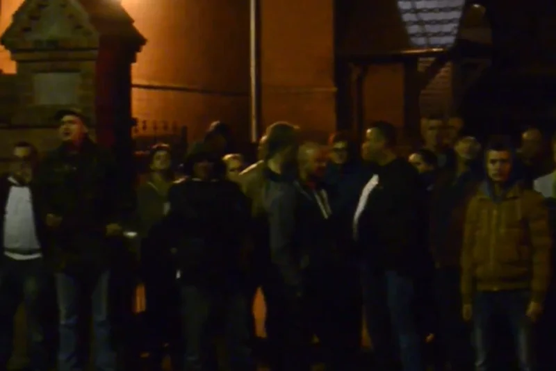 W piątek wieczorem przed oleśnicką komendą policji głośno protestowano.