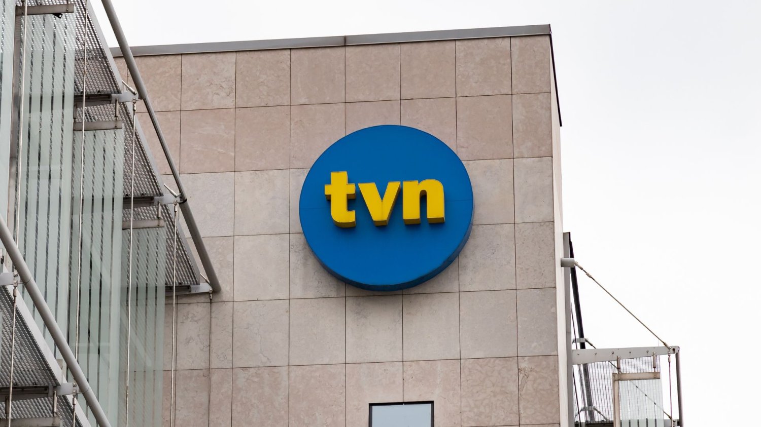 Masowe zwolnienia u giganta, który ma przejąć TVN. Pracę traci cały zespół Budynek stacji TVN