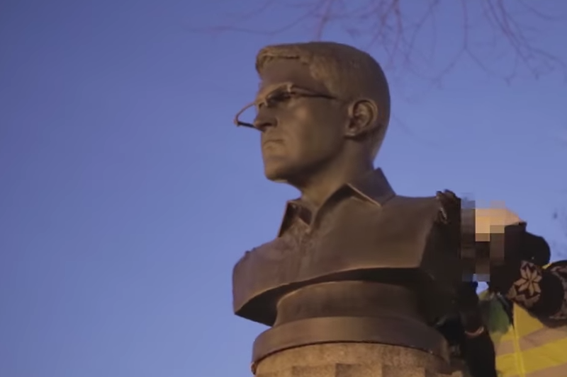 Ustawione przez nieznanych artystów w nowojorskim parki popiersie Snowdena ma ważyć ok 100 kg.