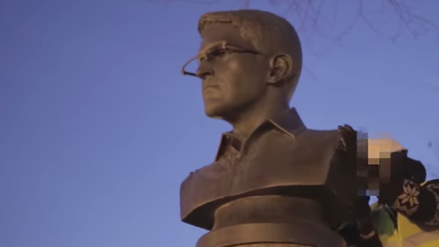 Ustawione przez nieznanych artystów w nowojorskim parki popiersie Snowdena ma ważyć ok 100 kg.