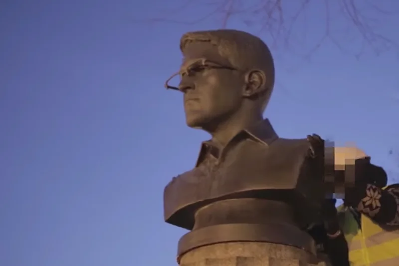 Ustawione przez nieznanych artystów w nowojorskim parki popiersie Snowdena ma ważyć ok 100 kg.