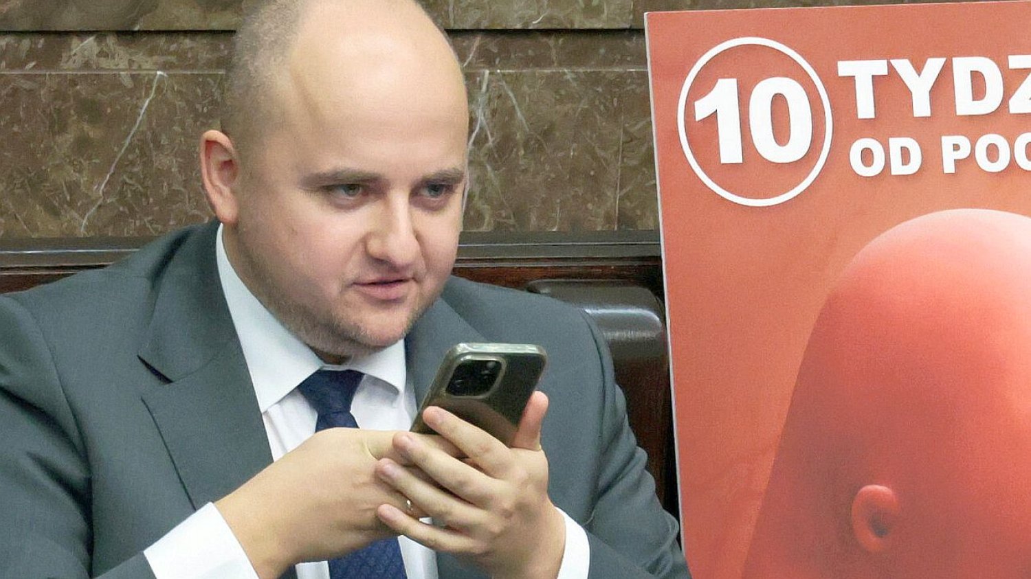 CBA zatrzymała 3 byłych dyrektorów Lasów Państwowych. Sprawa ma prawdopodobnie związek z fikcyjnym zatrudnieniem obecnego posła Dariusza Mateckiego w tej instytucji CBA zatrzymała 3 byłych dyrektorów Lasów Państwowych. Sprawa ma prawdopodobnie związek z fikcyjnym zatrudnieniem obecnego posła Dariusza Mateckiego w tej instytucji