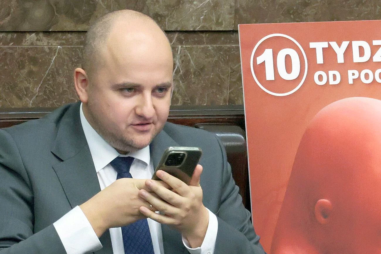 CBA zatrzymała 3 byłych dyrektorów Lasów Państwowych. Sprawa ma prawdopodobnie związek z fikcyjnym zatrudnieniem obecnego posła Dariusza Mateckiego w tej instytucji CBA zatrzymała 3 byłych dyrektorów Lasów Państwowych. Sprawa ma prawdopodobnie związek z fikcyjnym zatrudnieniem obecnego posła Dariusza Mateckiego w tej instytucji