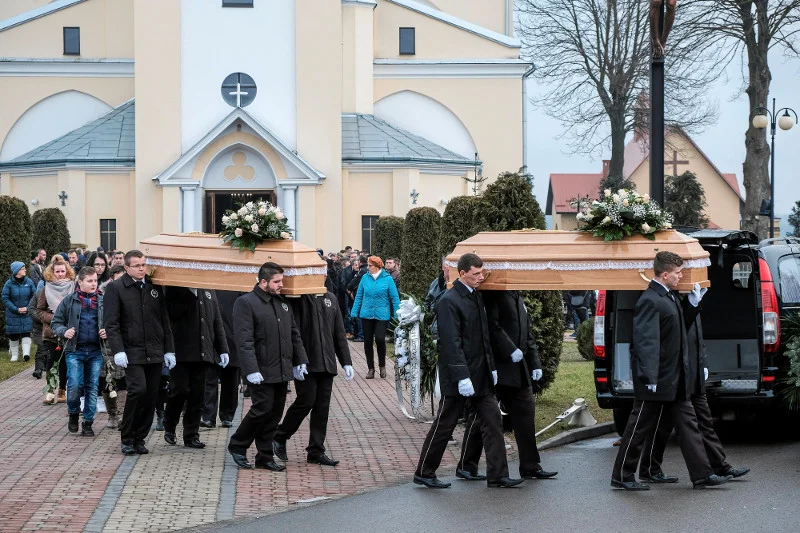 Pogrzeb Ani i Dominiki przyciągnął wielu ludzi.