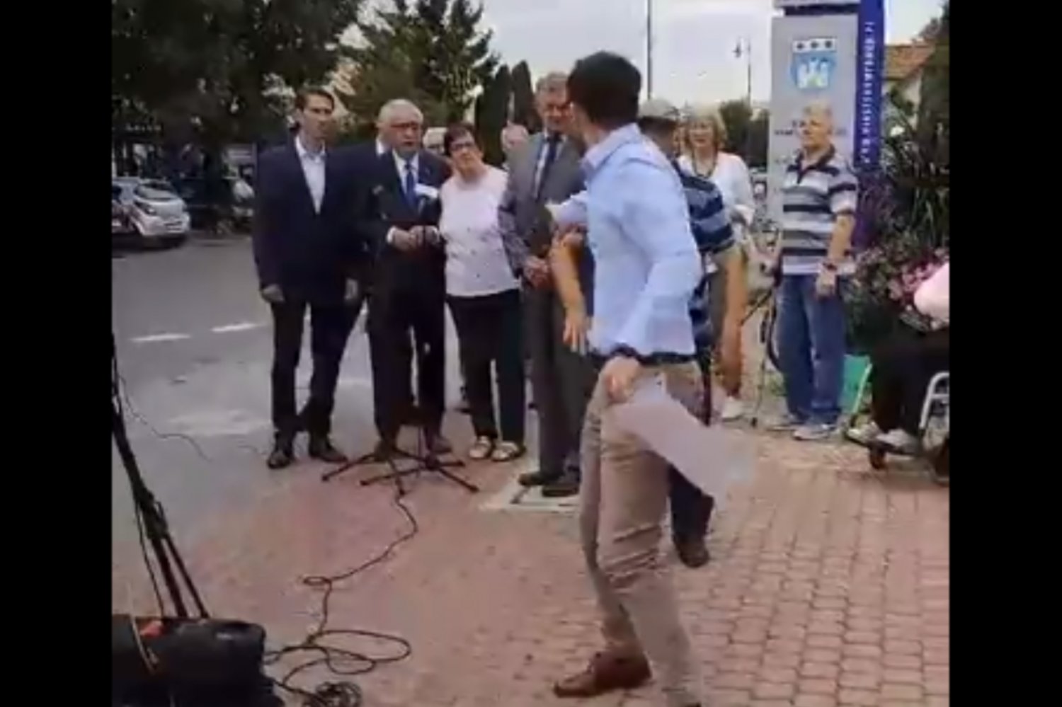 Działacz PiS zaatakował członka PO podczas konferencji.