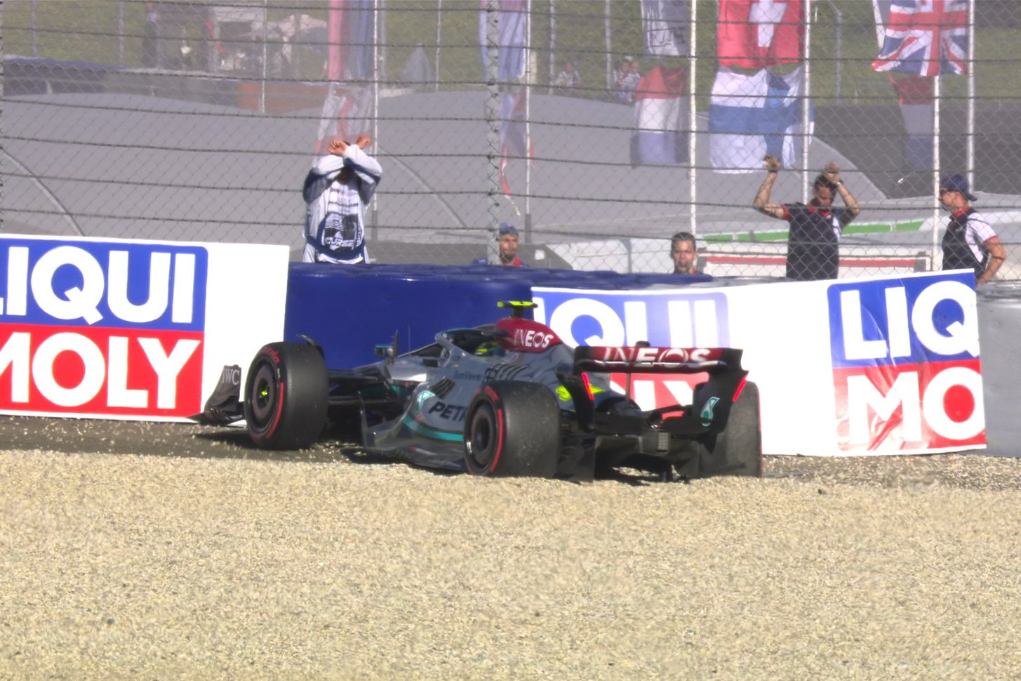 Lewis Hamilton nie ukończył piątkowych kwalifikacji przed Grand Prix Austrii. Brytyjczyk wypadł z trasy i rozbił bolid.