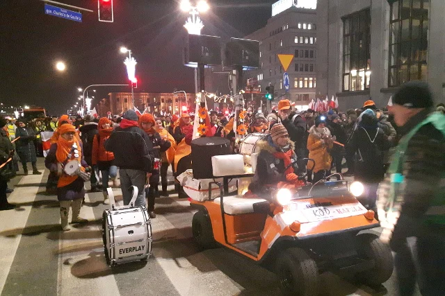 Pomiędzy uczestnikami marszów rozpoczął się pojedynek na muzykę.