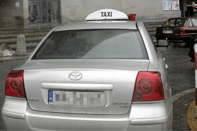 Warto czytać cennik, który znajduje się za szybą taksówki. Zdarzają się tacy kierowcy, którzy liczą sobie nawet 60 zł za kilometr.