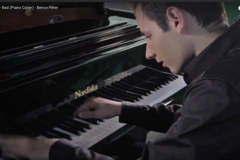 Młody pianista Bence Peter podbija serca internautów wykonaniem utworów Michaela Jacksona