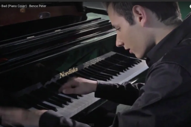 Młody pianista Bence Peter podbija serca internautów wykonaniem utworów Michaela Jacksona