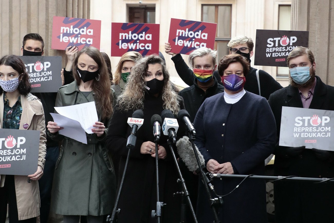 Monika Pawłowska, jeszcze jako posłanka Lewicy, w listopadzie 2020 r. podczas protestu przed gmachem resortu edukacji przeciwko ministrowi Przemysławowi Czarnkowi.