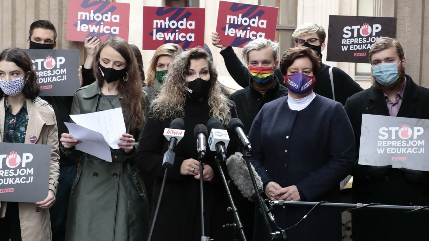 Monika Pawłowska, jeszcze jako posłanka Lewicy, w listopadzie 2020 r. podczas protestu przed gmachem resortu edukacji przeciwko ministrowi Przemysławowi Czarnkowi.