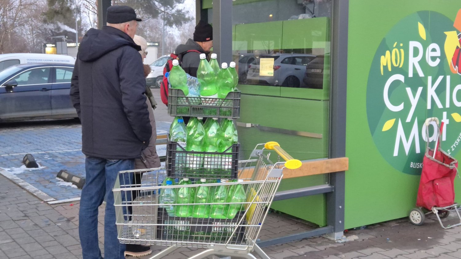 Zarabia 300 zł tygodniowo na systemie kaucyjnym. Emeryt odkrył genialny sposób