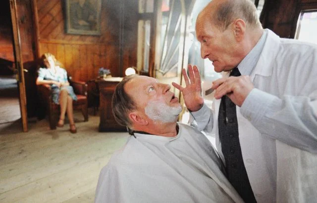 Kadr z filmu "Mistyfikacja" w reżyserii Jacka Koprowicza, 2010. Na zdjęciu: Jerzy Stuhr i Wojciech Pszoniak