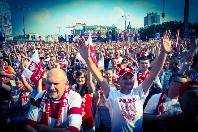 Najnowsza moda w polskim biznesie – owinąć się w biało-czerwoną flagę i czekać na pieniądze konsumentów.