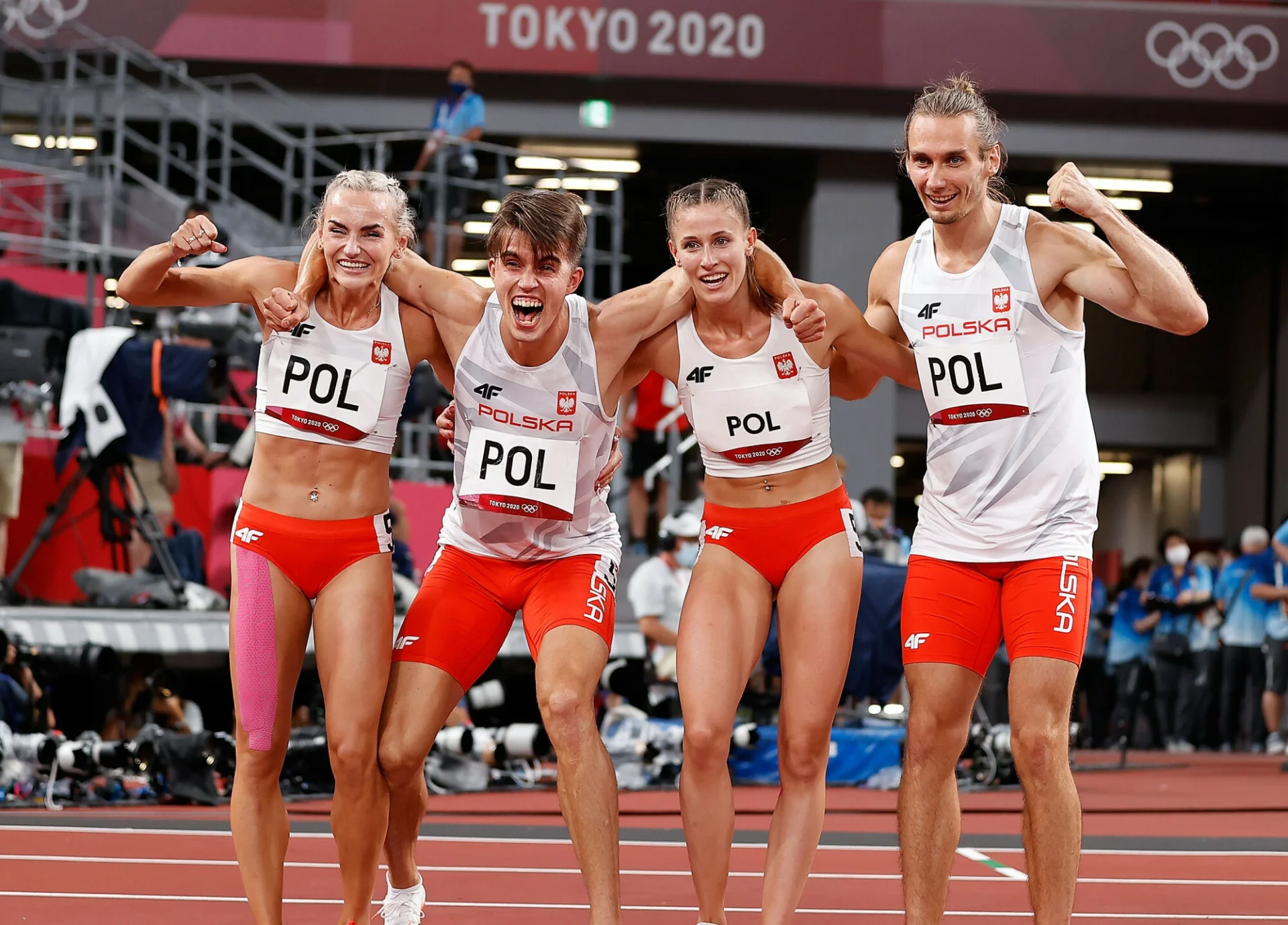 Piękna radość na mecie naszej złotej sztafety 4x400 metrów, to był początek sukcesu lekkoatletów  Tokio