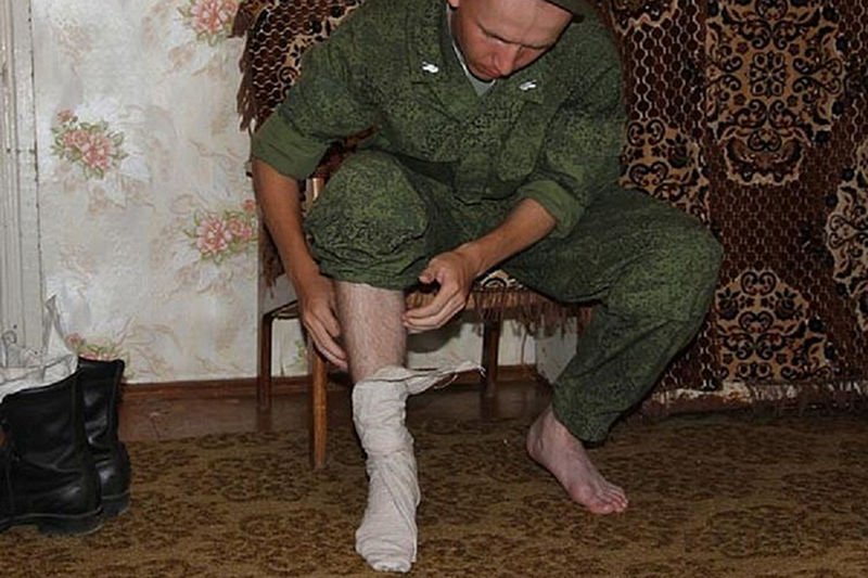 Żołnierz rosyjski zakłada onucę