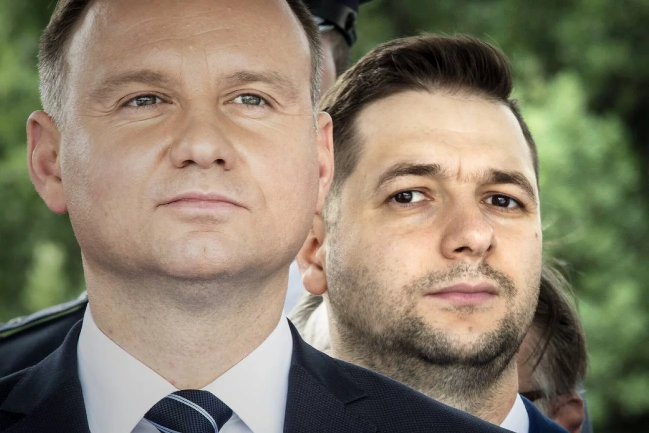 Andrzej Duda, a za jego plecami Patryk Jaki