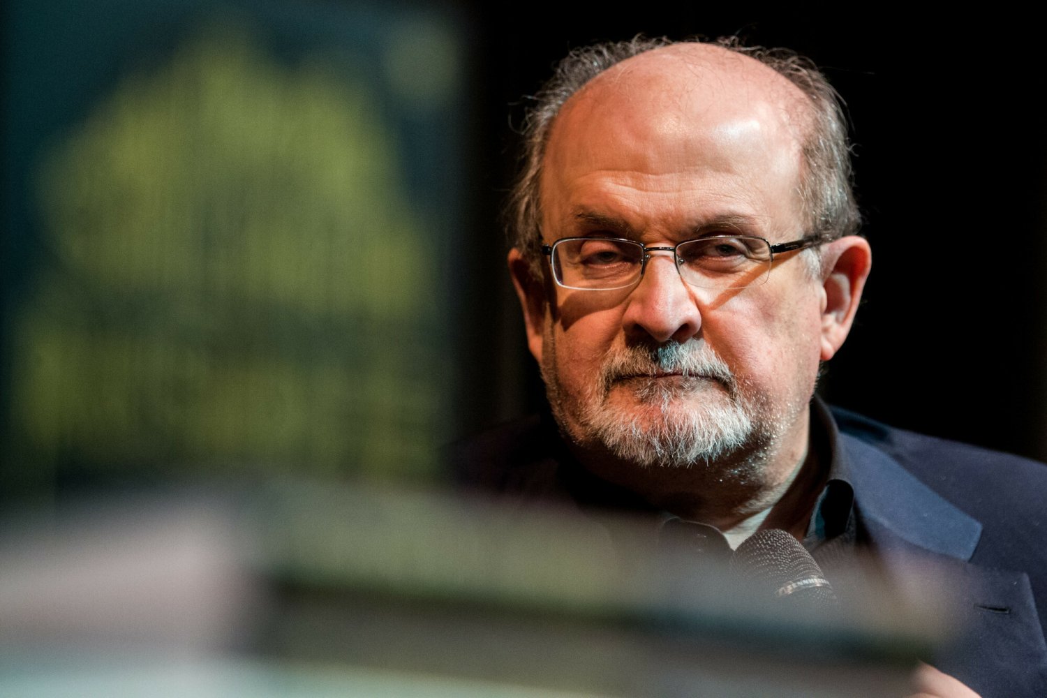 Salman Rushie stan zdrowia atak nożownik fatwa szatańskie wersety