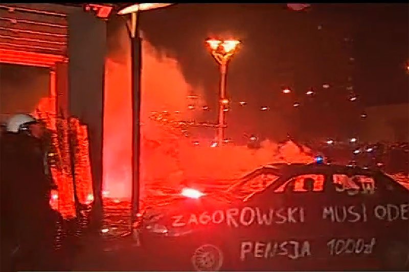 Tłum demonstrujących zaatakował siedzibę Jastrzębskiej Spółki Węglowej.