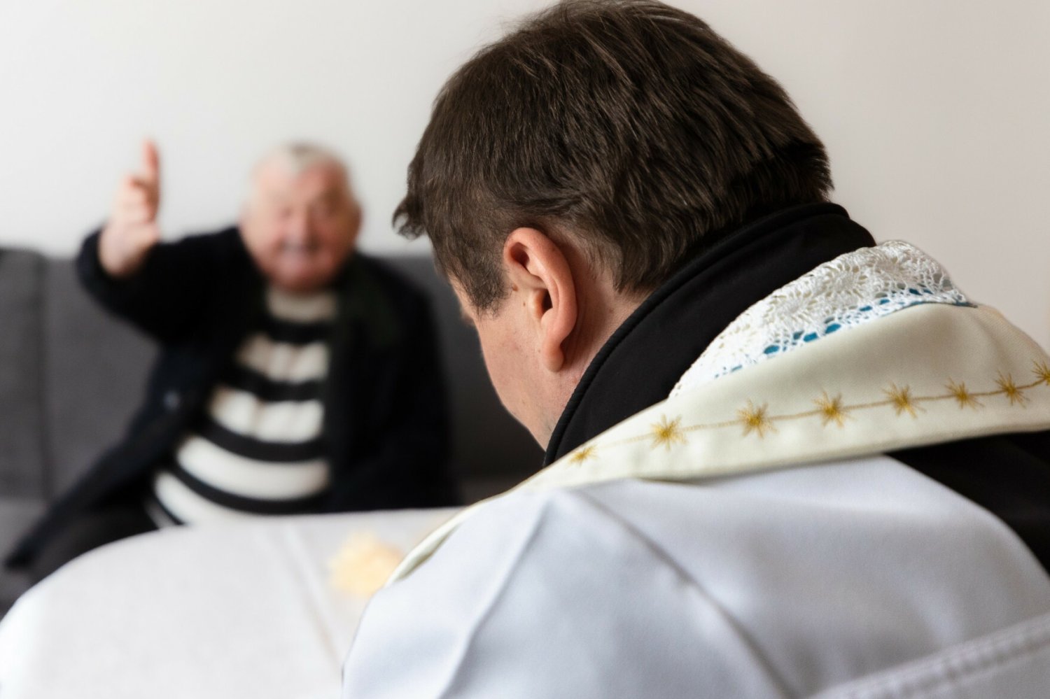 Księża oceniają nowy trend podczas kolędy. Twierdzą, że to niebezpieczne