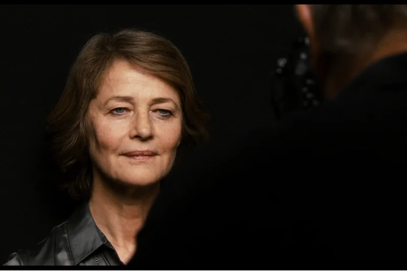 Charlotte Rampling – kadr z filmu "Charlotte Rampling. Spojrzenie" Angeliny Maccarone