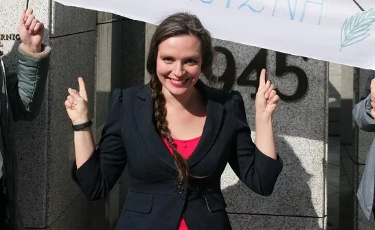 Klaudia Jachira pod pomnikiem Armii Krajowej z napisem Bóg, Honor, Ojczyzna stanęła z transparentem Bób, Hummus, Włoszczyzna. Naprawdę trzeba takich środków wyrazu przed wyborami?