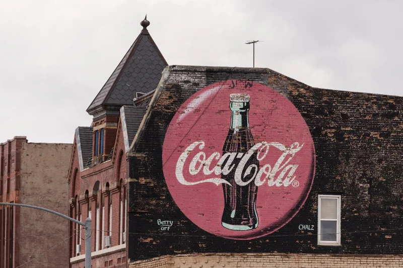 ''Obywatel Coke. Kapitalizm według Coca-Coli'' to książka Bartowa J Elmore’a, wykładowcy na Uniwersytecie Stanowym Ohio, która rzuca światło na to, w jaki sposób koncern Coca-Cola zbudował swoje globalne imperium.