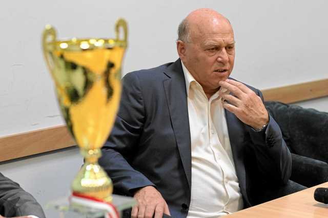 Grzegorz Lato, prezes PZPN, podczas konferencji prasowej w siedzibie Olsztyńskiego Związku Piłki Nożnej