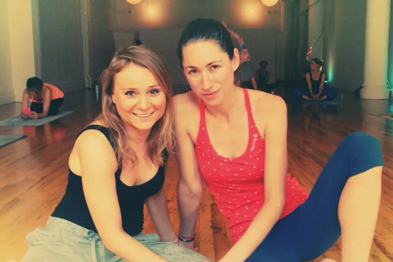Strefę Yoga na festiwalu poprowadzi Karolina Erdmann, założycielka szkoły uczącej nowojorskiej odmiany jogi zwanej Strala Yoga
