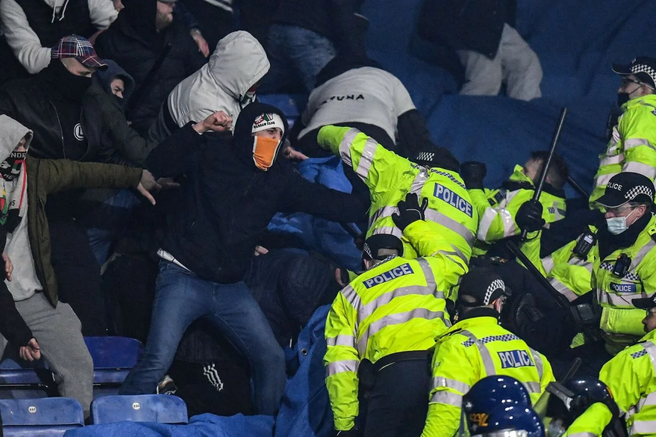 Kibiole Legii Warszawa w Leicester urządzili sobie na trybunach racowisko, a później starli się z policją