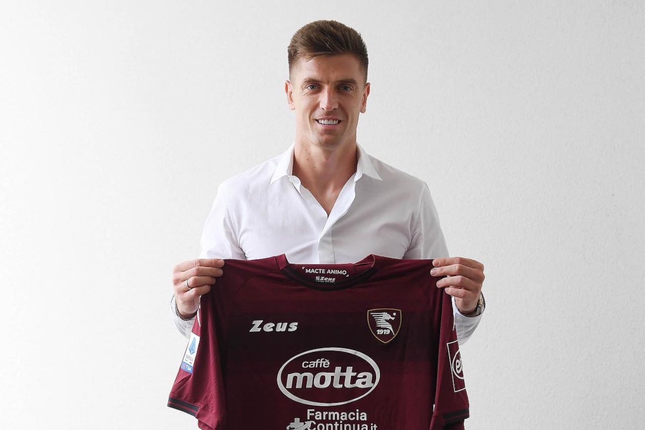 Krzysztof Piątek wraca do włoskiej Serie A. Napastnik reprezentacji Polski został piłkarzem Salernitany.