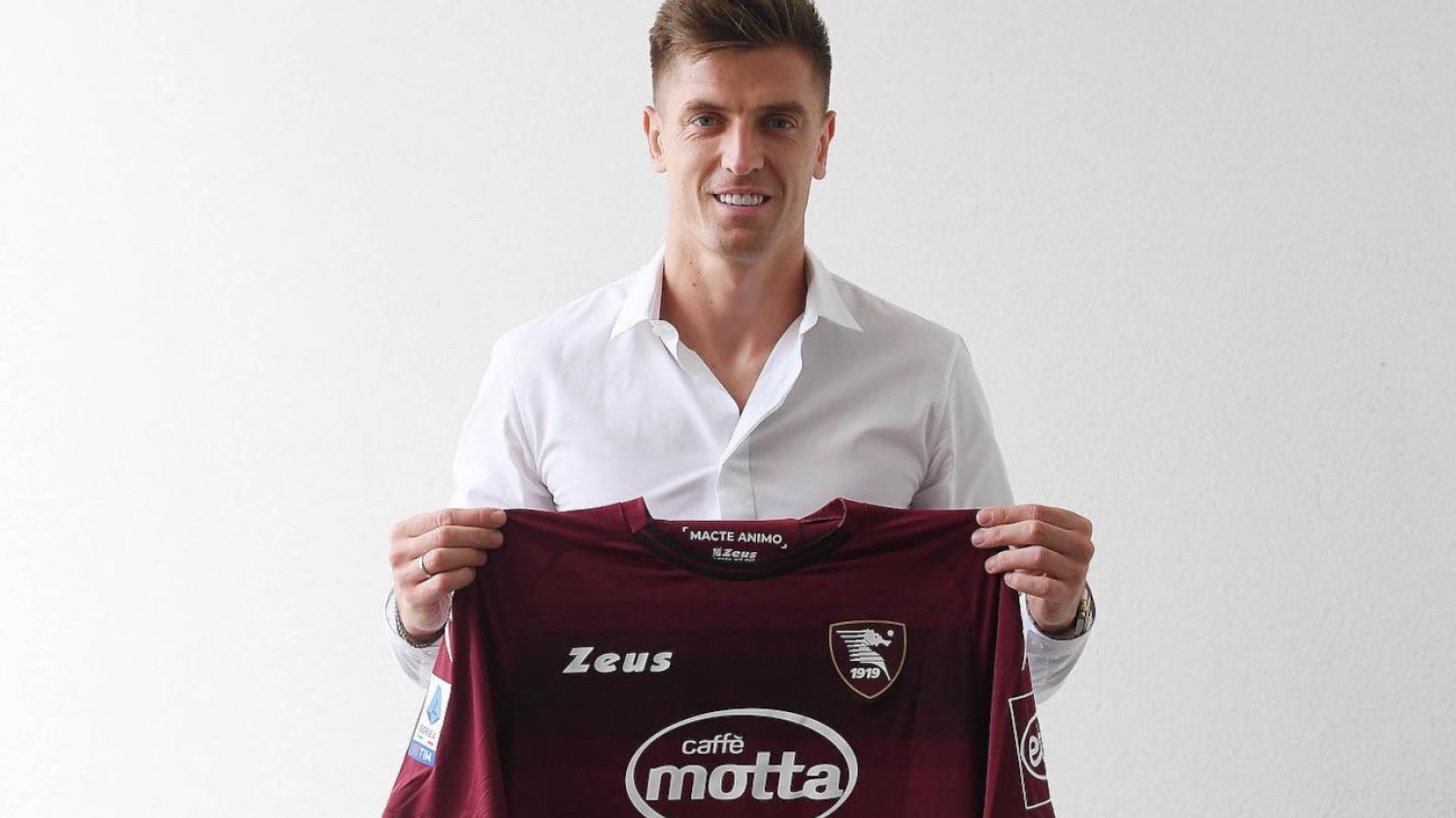 Krzysztof Piątek wraca do włoskiej Serie A. Napastnik reprezentacji Polski został piłkarzem Salernitany.