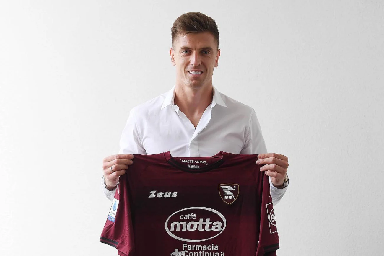 Krzysztof Piątek wraca do włoskiej Serie A. Napastnik reprezentacji Polski został piłkarzem Salernitany.