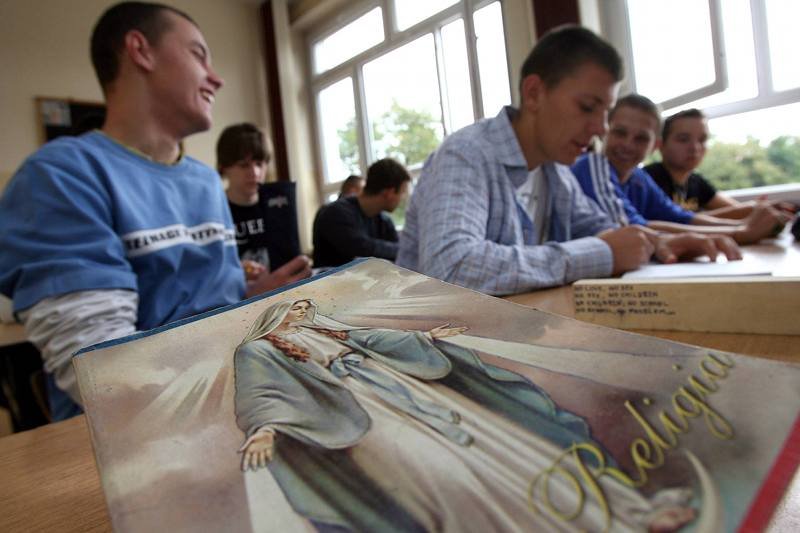 Tylko w 45% badanych szkół w Małopolsce oferuje się deklaracje wyboru lekcji religii lub etyki.