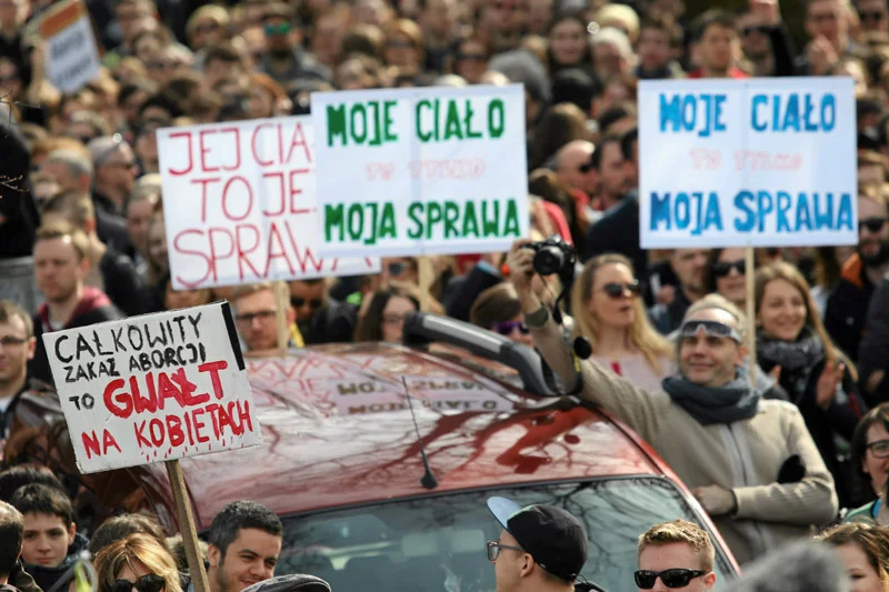 W niedzielę w całej Polsce odbyły się masowe protesty przeciwko planom PiS, by uniemożliwić przerywanie ciąży nawet w najbardziej dramatycznych przypadkach.