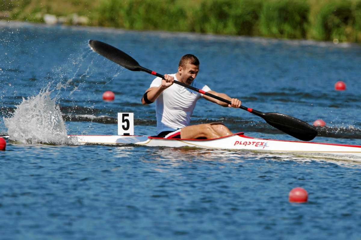 Piotr Siemionowski i to, co kocha najbardziej. Kajak, wiosło, woda, przystań, samotność sportowca.