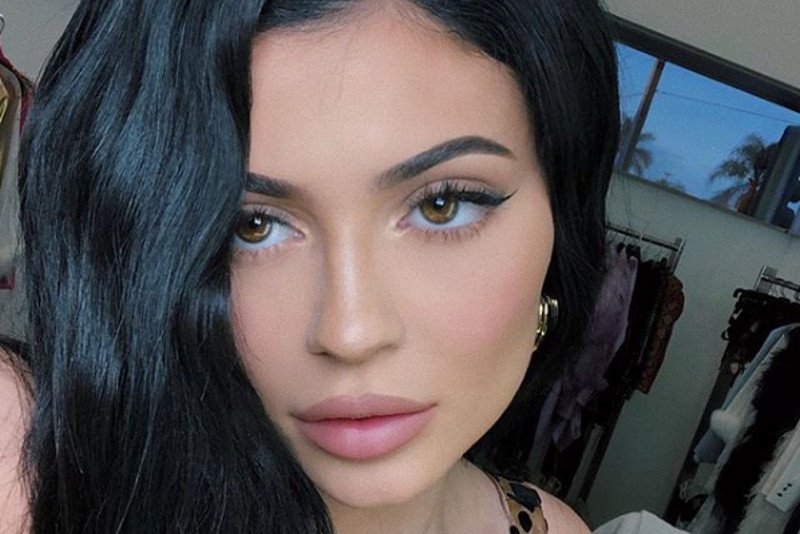 Najmłodsza miliarderka ma zaledwie 21 lat. Kylie Jenner dorobiła się fortuny sprzedając kosmetyki przez internet.
