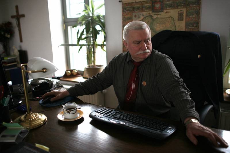 Lech Wałęsa w swoim biurze w Gdańsku
