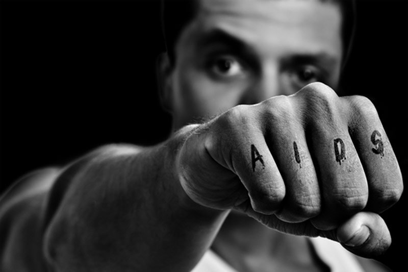 Polacy wciąż obawiają się nosicieli wirusa HIV, a w naszym codziennym słowniku ten skrót częściej służy za obelgę niż opis choroby.