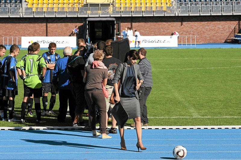 Agnieszka Dygant - tu na planie nowej produkcji TVN - figuruje dziś na czołówkach wszystkich portali w związku z rolą w serialu "Prawo Agaty". To akurat przyswajalna dawka kultury!