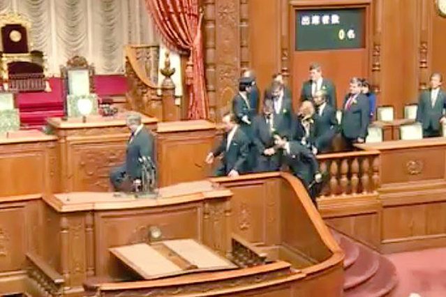 Zachowanie prezydenta podczas oficjalnej wizyty w Japonii niezgodne z protokołem dyplomatycznym? MSZ twierdzi inaczej