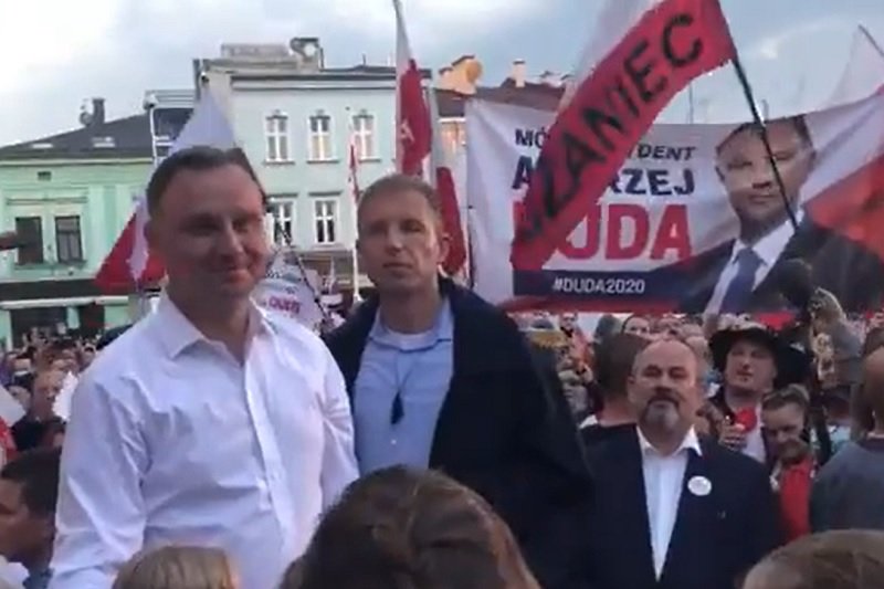 W Skoczowie mieszkańcy zaśpiewali piosenkę na cześć Andrzeja Dudy.