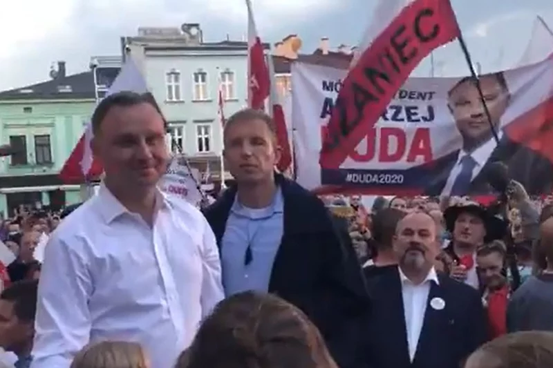 W Skoczowie mieszkańcy zaśpiewali piosenkę na cześć Andrzeja Dudy.