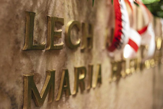 Szczątki prezydenckiej pary w asyście policji zostaną przewiezione z Wawelu do zakładu medycyny sądowej.