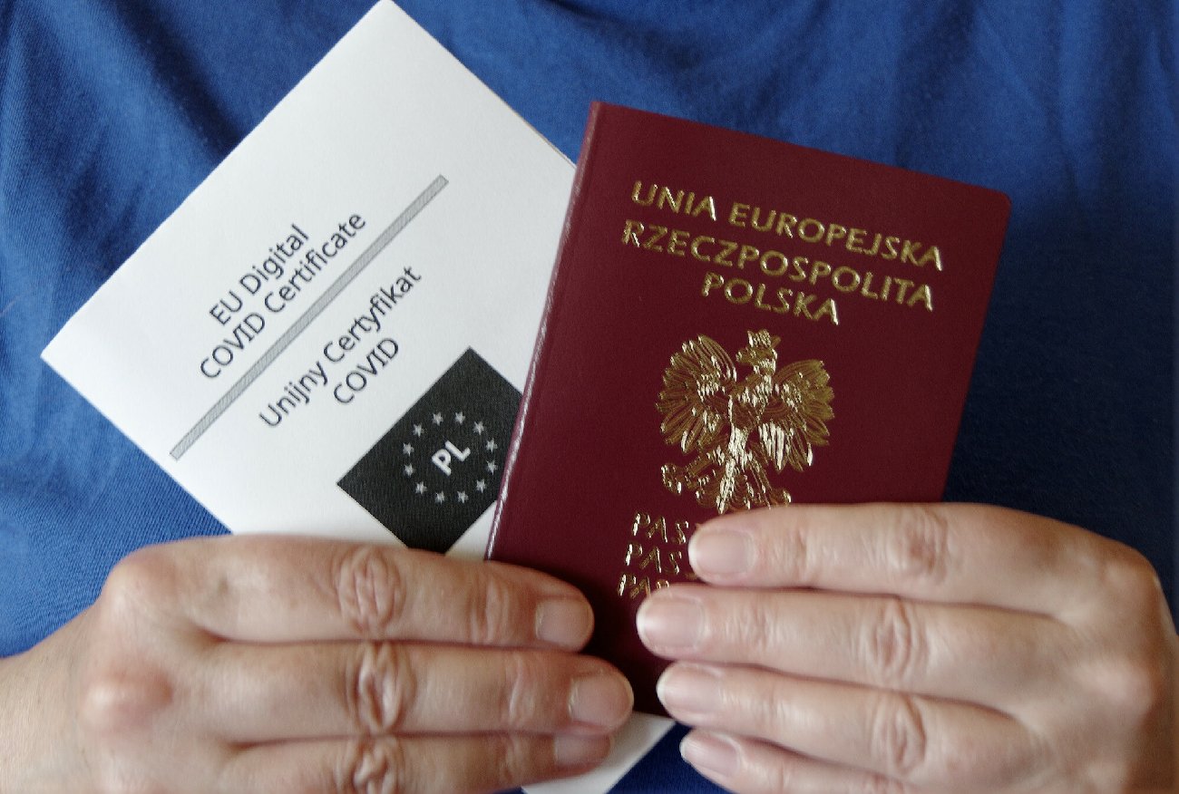 Polacy za certyfikatami covidowymi. Czy dokument będzie obowiązywać w instytucjach publicznych?