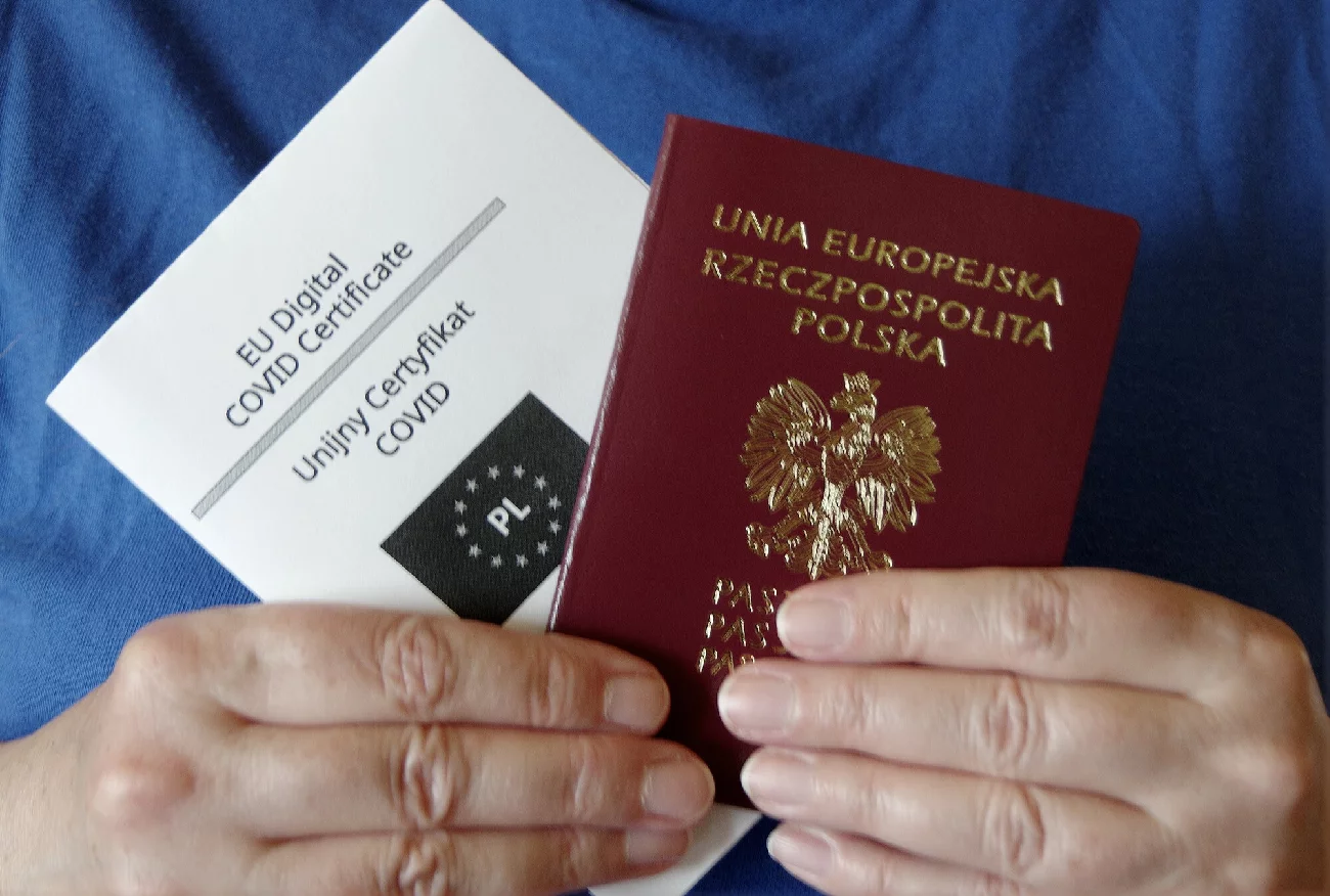 Polacy za certyfikatami covidowymi. Czy dokument będzie obowiązywać w instytucjach publicznych?