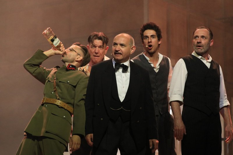 Od lewej: Marcin Bosak, Mirosław Zbrojewicz, Krzysztof Dracz, Alan Al-Murtatha, Adam Cywka podczas próby medialnej spektaklu "Król" na postawie powieści Szczepana Twardocha