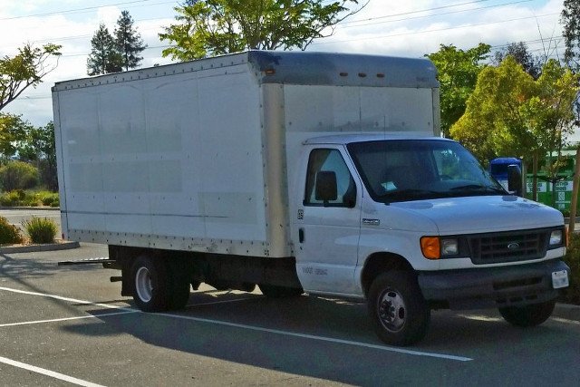 23-latek pracujący w Google mieszka w ciężarówce na parkingu przed siedzibą firmy. Oszczędza 90 proc. pensji