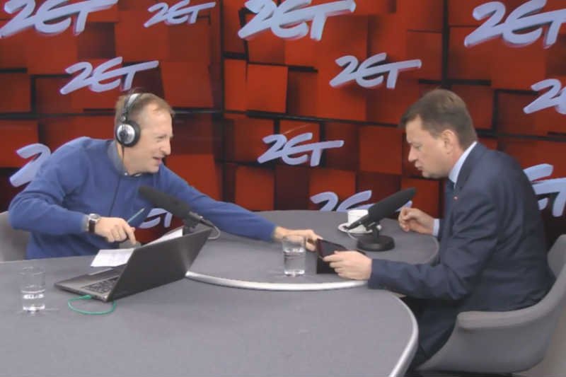 Konrad Piasecki zabrał ministrowi Mariuszowi Błaszczakowi tablet.